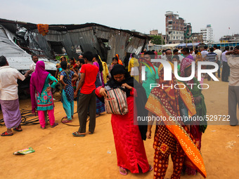 Relatives of missing people are waiting at Hajipara Jheel, Dhaka, Bangladesh, 16 April 2015. (