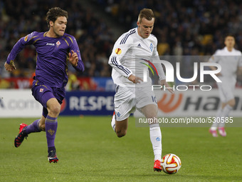 Marcos Alonso (L) of Fiorentina vies for the ball with Andriy Yarmolenko (C) of Dynamo during the UEFA Europa League quarter final first leg...