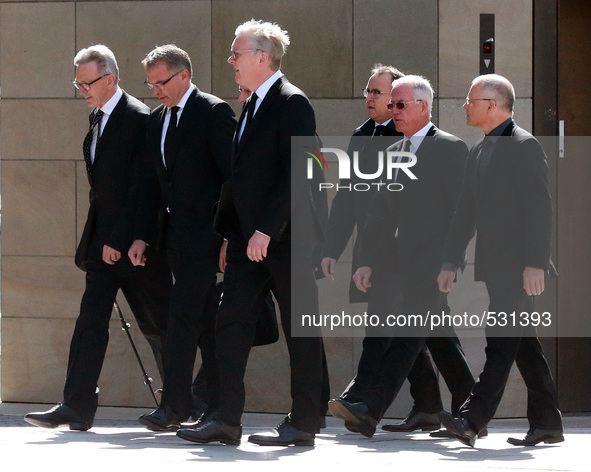 (150417) -- COLOGNE, April 17, 2015 () -- Lufthansa CEO Carsten Spohr (2nd L) and Germanwings CEO Thomas Winkelmann (3rd L) arrive for the m...