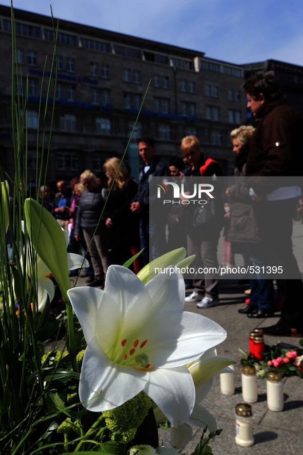 (150417) -- COLOGNE, April 17, 2015 () -- People mourn for the victims of the Germanwings plane crash at the Cologne Cathedral in Cologne, G...