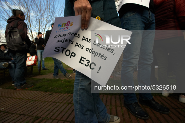 A teacher holds a paper reading 'Chapters not finished, subjects not suitables: stop E3C'. High school teachers gathered in front of the Boa...
