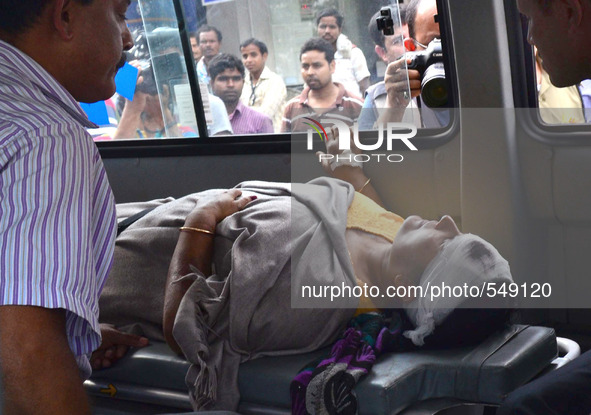 (150427) -- GUWAHATI, April 27, 2015 () -- A Indian woman injured in Saturday's earthquake during her pilgrimage to Nepal arrives in Guwahat...