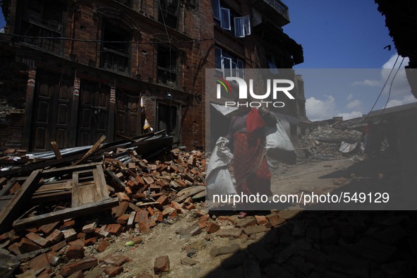 (150427) -- BHAKTAPUR, April 27, 2015 () -- A woman collects her belongings from houses damaged by earthquake in Bhaktapur, Nepal, April 27,...