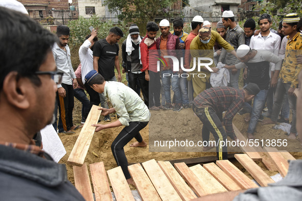 Indian muslims bury the dead body of Bhure Ali in Mustafabad area of east Delhi, India on 04 March 2020. Ali, a labourer left home on 24th f...
