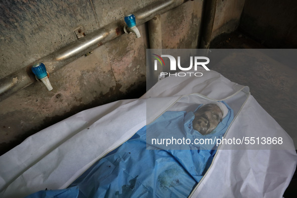 (EDITORS NOTE: Image depicts graphic content) Dead body of Bhure Ali during his final bath in Mustafabad area of east Delhi, India on 04 Mar...