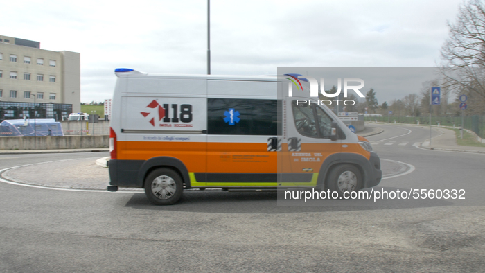 An ambulance arrives at the emergency room in Imola, Emilia-Romagna, 13 March 2020 (Photo by Andrea Neri/NurPhoto)