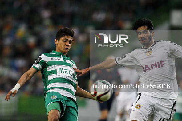 Sporting's Colombian forward Fredy Montero (L) vies with Nacional's defender Leandro Freire during the Portuguese League football match betw...