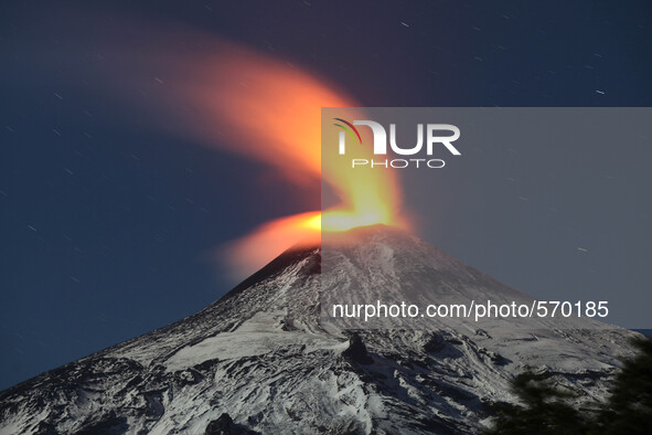 (150506) -- PUCON, May 6, 2015 () -- The Villarica volcano erupts in the Araucania Region, Chile, May 6, 2015. (/Str) (sp)