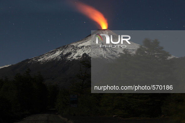 PUCON, May 6, 2015 () -- The Villarica volcano erupts in the Araucania Region, Chile, May 6, 2015. (/Str) (sp)