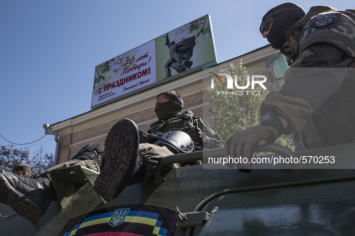 The men on the background of the poster with a greeting from the mayor of the Victory Day.
On the eve of the May holidays in Kharkov was st...