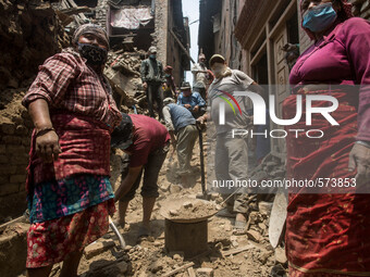 A human line is removing rubble.
2 weeks after the powerful and deadly earthquake, a view of the oldest city in Nepal, Bakhtapur.
The death...