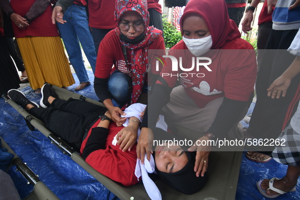 
Residents simulate or practice how to treat injured victims in the event of an earthquake and tsunami in Wani Village, Donggala Regency, C...