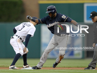 Milwaukee Brewers' Hector Gomez beats the pickoff throw to Detroit Tigers second baseman Ian Kinsler, left, during the third inning of a bas...