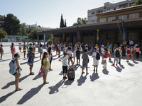 Many children with facemasks wait in some long queues to disinfect their hands during the first day of school on September 10, 2020 in Grana...