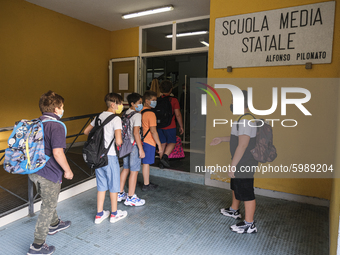 Throughout Italy, the crisis due to Covid 19 has forced schools to delay their opening, until today. This morning the G. Negri Elementary Sc...