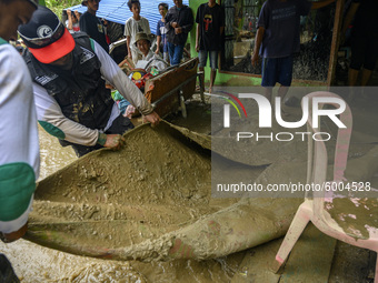 Residents help rescue items from houses buried in mud due to flash floods in Rogo Village, South Dolo District, Sigi Regency, Central Sulawe...