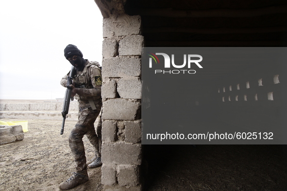 Iraqi soldiers in Mosul, northern Iraq, on December 15, 2016 to search for wanted people. 