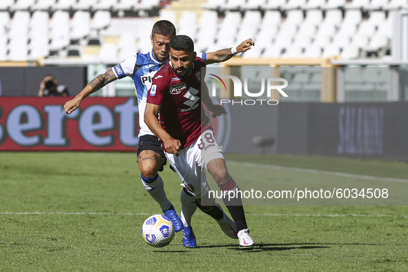Tomas Rincon of Torino FC and Papu Gomez of Atalanta BC compete for the ball during the Serie A football match between Torino FC and Atalant...