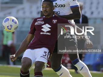 Duvan Zapata of Atalanta BC competes for the ball with Gleison Bremer of Torino FC during the Serie A match between Torino FC and Atalanta B...