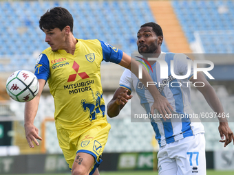  Colombian footballer Ceter Damir (R) of Delfino Pescara in action during the match between Pescara and Chievo verona of the Serie B champio...