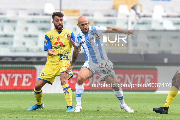 Cristian Galano (R) of Pescara Calcio competes for the ball during the match between Pescara and Chievo verona of the Serie B championship o...