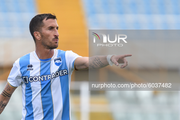 Midfielder Mirko Valdifiori of Delfino Pescara reacts during the match between Pescara and Chievo verona of the Serie B championship on Sept...