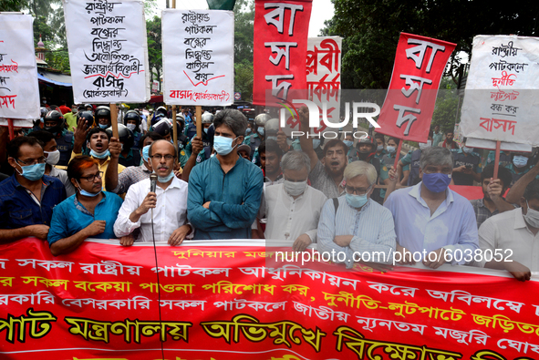 Left Democratic Alliance stage a demonstration in front of Jute Ministry demanding reopens all government jute mills in Dhaka, Bangladesh, o...