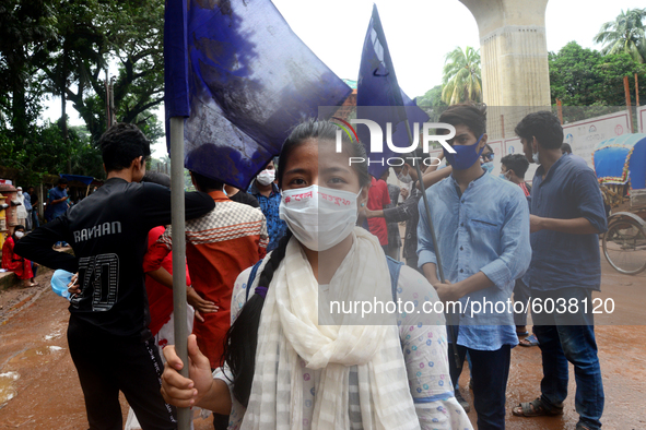 Student Union activists stage a demonstration in front of Ministry of Education demanding reducing the fee of school and college students du...