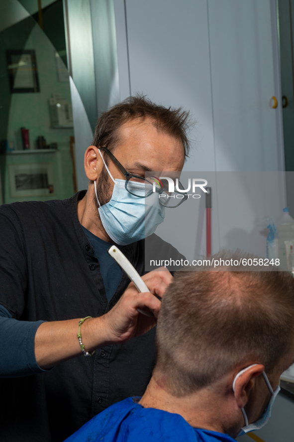 The work of small and medium artisans during the coronavirus emergency, in their small shops.
In the photo a barber , in Rieti, Italy, on Oc...