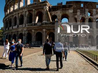 Tourists and citizen in the centre of the Rome, Italy, on October 8, 2020 wear masks after the Dpcm which obliges the use of the masks also...