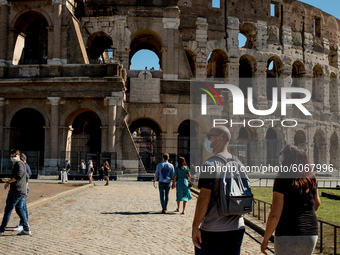 Tourists and citizen in the centre of the Rome, Italy, on October 8, 2020 wear masks after the Dpcm which obliges the use of the masks also...