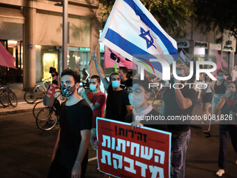 Israelis protest against Israeli prime minister Benjamin Netanyahu and coronavirus lockdown measures in Tel Aviv on October 10, 2020.  (