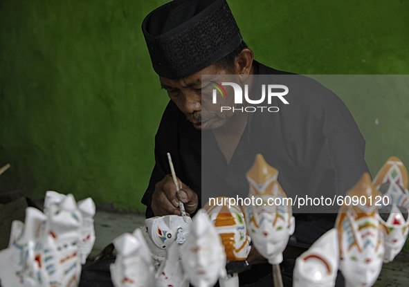 Wayang Golek craftsman Entang Sutisna (73), seen coloring a puppet at Media Art, in Bogor City, West Java, Indonesia, on October 15, 2020. T...