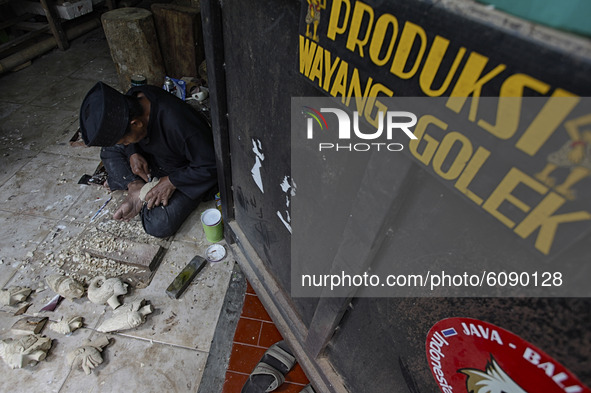 A craftsman Entang Sutisna (73), produces Wayang Golek or golek puppet at Media Art, in Bogor City, West Java, Indonesia, on October 15, 202...