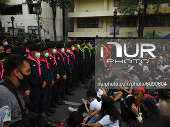 Pro-democracy protesters confront police officers at Ratchaprasong interjection central of Bangkok near Royal Thai Police Headquarter on Oct...