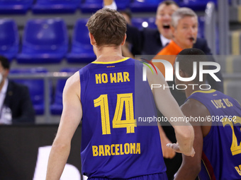 Artem Pustovyi with the words no war on the back of his shirt during the match between FC Barcelona and Panathinaikos BC, corresponding to t...