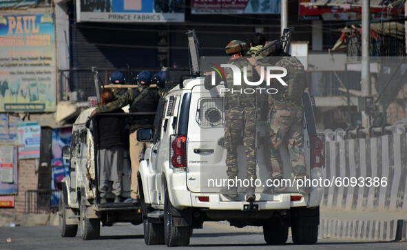  Indian police vehicles move during an anti-militancy operation launched by Indian forces in central Kashmir's Chadoora on October 16, 2020....