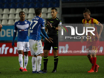 Daniele Dessena of Brescia protest with the referee during the match between Brescia and Lecce for the Serie B at Stadio Mario Rigamonti, Br...