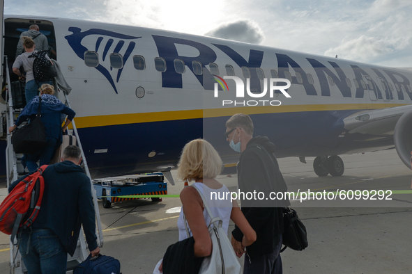Passengers boarding a Ryanair plane at Burgas airport.
The number of people infected with COVID-19 in Bulgaria is growing rapidly, with the...