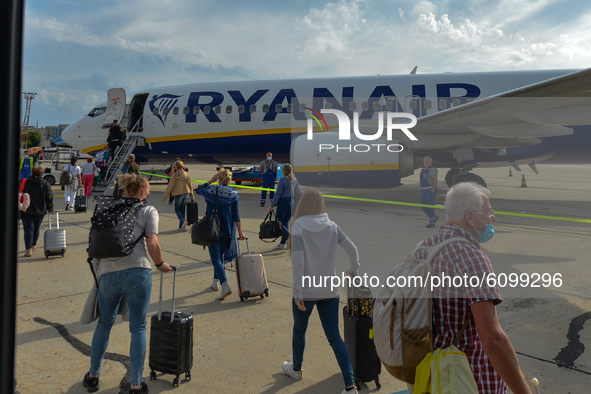 Passengers boarding a Ryanair plane at Burgas airport.
The number of people infected with COVID-19 in Bulgaria is growing rapidly, with the...