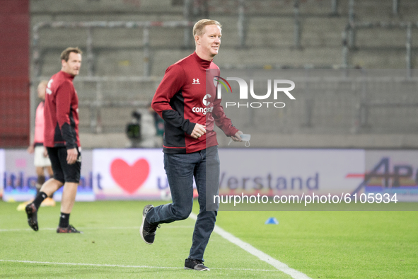 Head coach Timo Schultz of FC St. Pauli runs prior the Second Bundesliga match between FC St. Pauli and 1. FC Nuernberg at Millerntor-Stadio...
