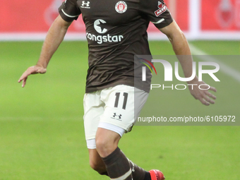 Maximilian Dittgen of FC St. Pauli controls the ball during the Second Bundesliga match between FC St. Pauli and 1. FC Nuernberg at Millernt...