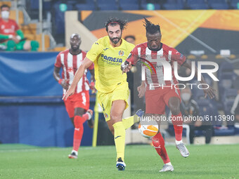 Raul Albiol of Villarreal CF and Olarenwaju Kayode of Sivasspor during the Europa League Group I mach between Villarreal and Sivasspor at Es...