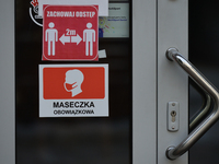 A view of two warning signs related to the coronavirus rules, visible at the entrance to the store.
As per 'Rzeczpospolita', a nationwide ec...