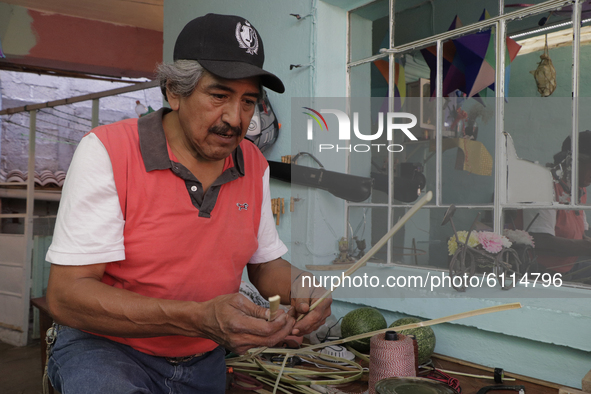 David Galicia, a craftsman from the Magdalena Tizic neighborhood, in San Pedro Tláhuac, Mexico City, during the making of stars of the souls...