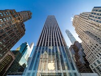 Apple flagship retail store in Fifth in New York City with the Iconic glass cube design from Peter Bohlin that received multiple architectur...