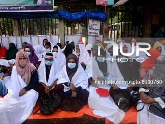 Bangladeshi Assistant Teachers of Government primary school made a hunger strike program continue from January 27 to demanding nationalizati...
