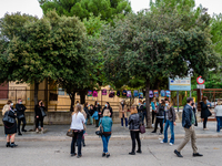 Parents in front of the Poli Middle School in Molfetta, for the protest against the closure of schools on October 30, 2020.
From today, the...