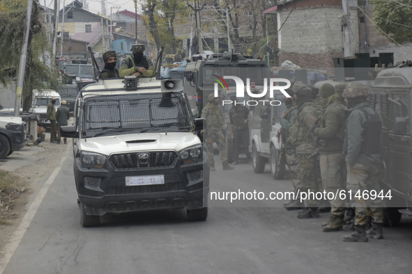 Indian forces move towards encounter site in Rangreth area on the outskirts of Srinagar, Kashmir on 01 November 2020. Top millitant commande...