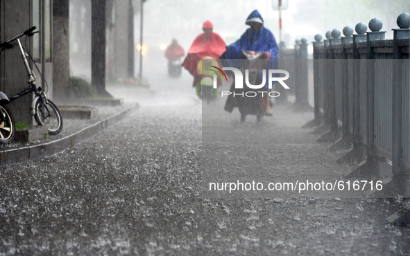 (150602) -- SUZHOU, June 2, 2015 () -- Residents ride in rain in Suzhou, east China's Jiangsu Province, June 2, 2015. The National Meteorolo...